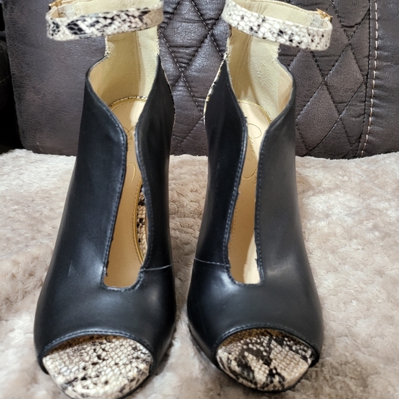 Jessica Simpson Black Booties, Size 7 - Picture 3 of 8